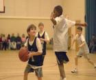 Αγόρι, μπασκετμπολίστας με μια μπάλα